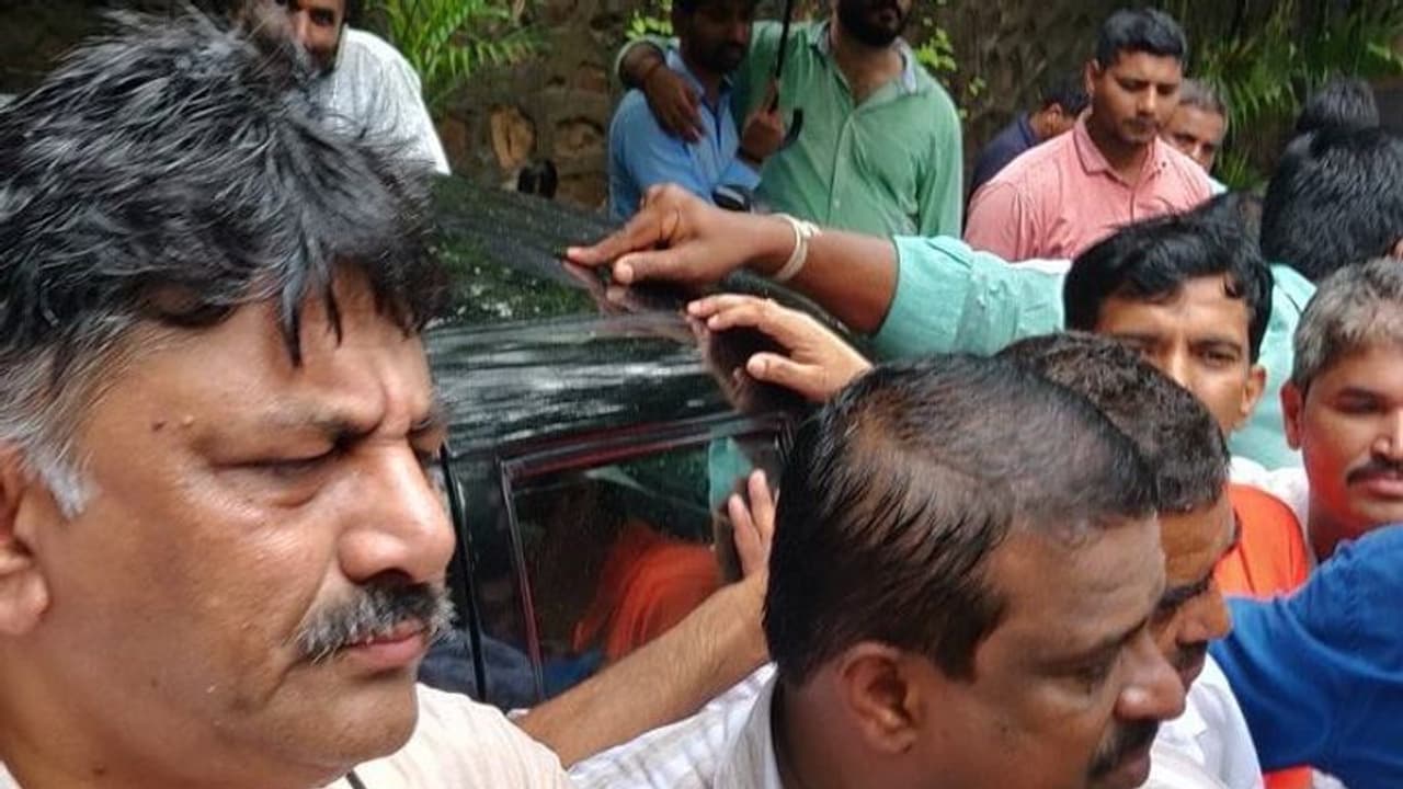 'ನಾವೆಲ್ಲ ಅಣ್ತಮ್ಮಾಸ್, ಪ್ಲೀಸ್ ವಾಪಸ್ ಬನ್ನಿ!' 'ನಾವೆಲ್ಲ ಅಣ್ತಮ್ಮಾಸ್, ಪ್ಲೀಸ್ ವಾಪಸ್ ಬನ್ನಿ!'