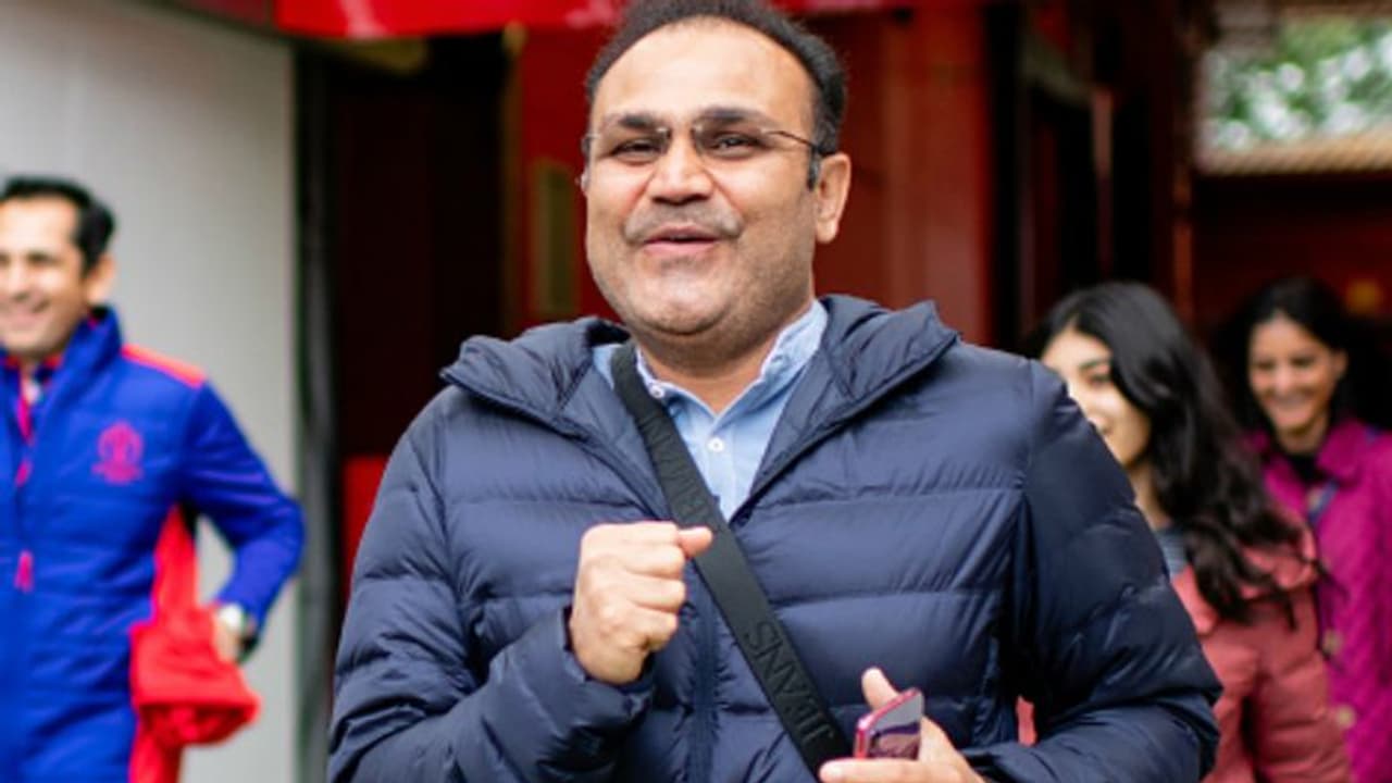 ಪಾಕ್ ಪ್ರಧಾನಿ ಇಮ್ರಾನ್ ಖಾನ್ ಕಾಲೆಳೆದ ಸೆಹ್ವಾಗ್!