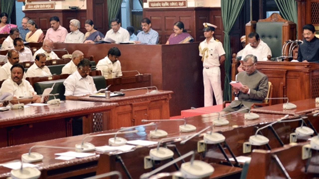 നിയമസഭാ തെരഞ്ഞെടുപ്പിന് മുന്പുള്ള സെമിഫൈനല്; ഉപതെരഞ്ഞെടുപ്പിനൊരുങ്ങി തമിഴകം നിയമസഭാ തെരഞ്ഞെടുപ്പിന് മുന്പുള്ള സെമിഫൈനല്; ഉപതെരഞ്ഞെടുപ്പിനൊരുങ്ങി തമിഴകം