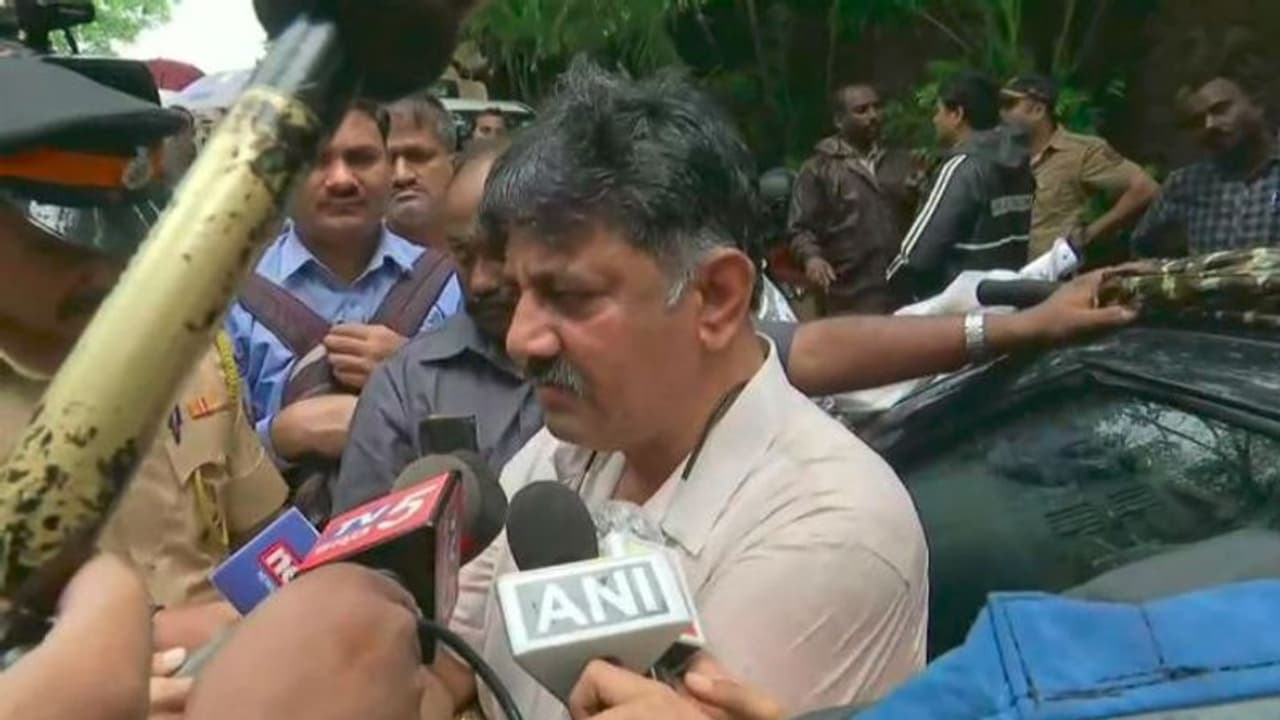 বিপন্ন কর্ণাটক সরকার, মুম্বইতে 'ক্রাইসিস ম্যান' শিবকুমার বিপন্ন কর্ণাটক সরকার, মুম্বইতে 'ক্রাইসিস ম্যান' শিবকুমার