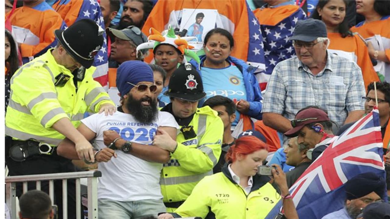 భారత్ న్యూజిలాండ్ సెమీఫైనల్...మైదానంలోనే టీమిండియా అభిమానుల నిరసన భారత్ న్యూజిలాండ్ సెమీఫైనల్...మైదానంలోనే టీమిండియా అభిమానుల నిరసన