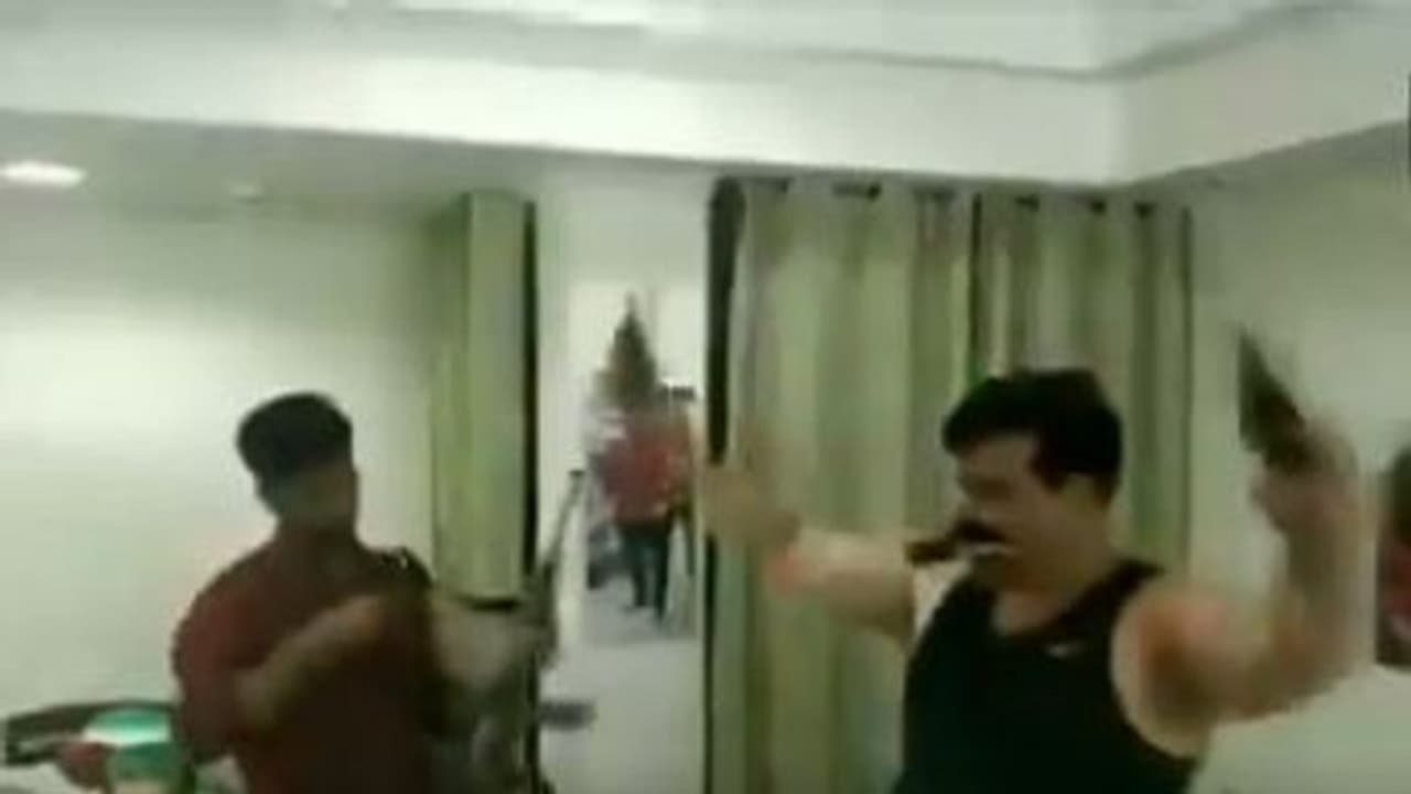 ಬಾಯಲ್ಲೊಂದು, ಕೈಯಲ್ಲೆರಡು: ಉಚ್ಛಾಟಿತ ಬಿಜೆಪಿ ಶಾಸಕನ ಡ್ಯಾನ್ಸ್ ನೋಡು!