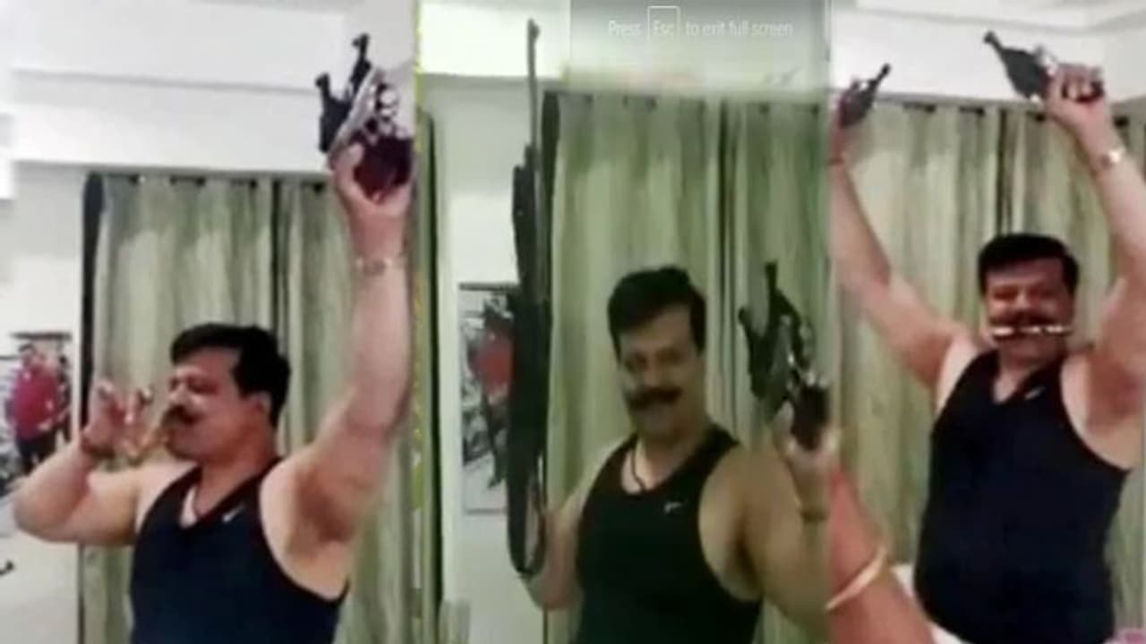 തോക്കുകളും മദ്യവുമായി ബിജെപി എംഎല്എയുടെ ഡിസ്കോ ഡാന്സ് തോക്കുകളും മദ്യവുമായി ബിജെപി എംഎല്എയുടെ ഡിസ്കോ ഡാന്സ്