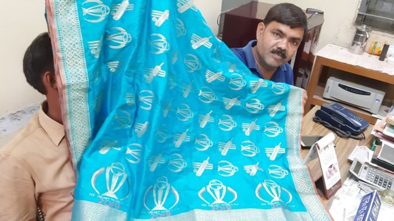 काशी के कारोबारी ने विश्व कप की थीम पर तैयार की खास साड़ी