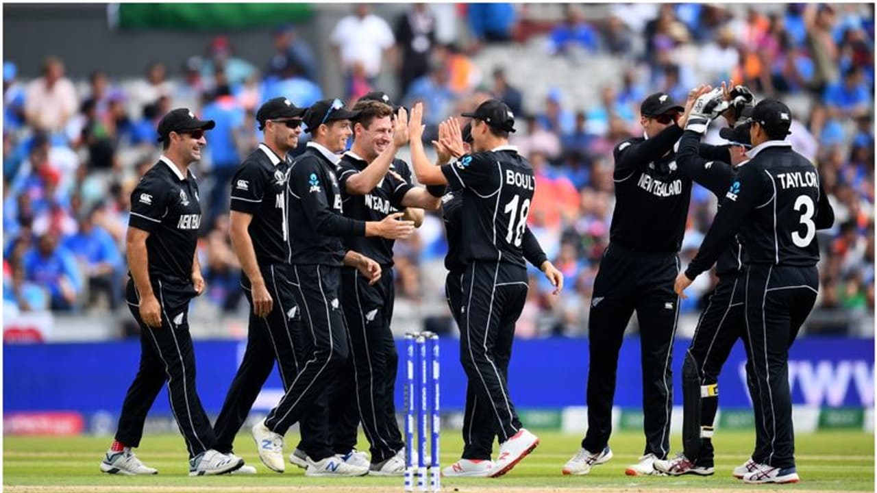 അത്ഭുത ക്യാച്ചില് കാര്ത്തിക്കും മടങ്ങി; മധ്യനിരയ്ക്ക് മുന്നില് വലിയ ലക്ഷ്യം അത്ഭുത ക്യാച്ചില് കാര്ത്തിക്കും മടങ്ങി; മധ്യനിരയ്ക്ക് മുന്നില് വലിയ ലക്ഷ്യം