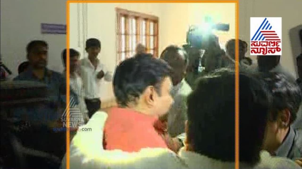 ವಿಧಾನಸೌಧದಲ್ಲಿ ಹೊಡಿ ಬಡಿ, ರಾಜೀನಾಮೆ ಕೊಟ್ಟ ಸುಧಾಕರ್ಗೆ ದಿಗ್ಬಂಧನ ವಿಧಾನಸೌಧದಲ್ಲಿ ಹೊಡಿ ಬಡಿ, ರಾಜೀನಾಮೆ ಕೊಟ್ಟ ಸುಧಾಕರ್ಗೆ ದಿಗ್ಬಂಧನ