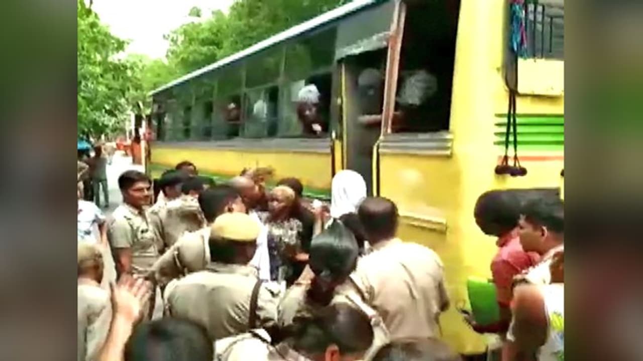 बिना वीजा के रह रहे थे 60 नाइजीरियन, नशीले पदार्थों की तस्करी करने का आरोप बिना वीजा के रह रहे थे 60 नाइजीरियन, नशीले पदार्थों की तस्करी करने का आरोप