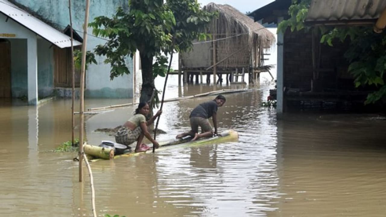 ঘর ছাড়লেই ভিটে হারানোর ভয়, বন্যার মধ্যেও এনআরসি আতঙ্ক ঘর ছাড়লেই ভিটে হারানোর ভয়, বন্যার মধ্যেও এনআরসি আতঙ্ক
