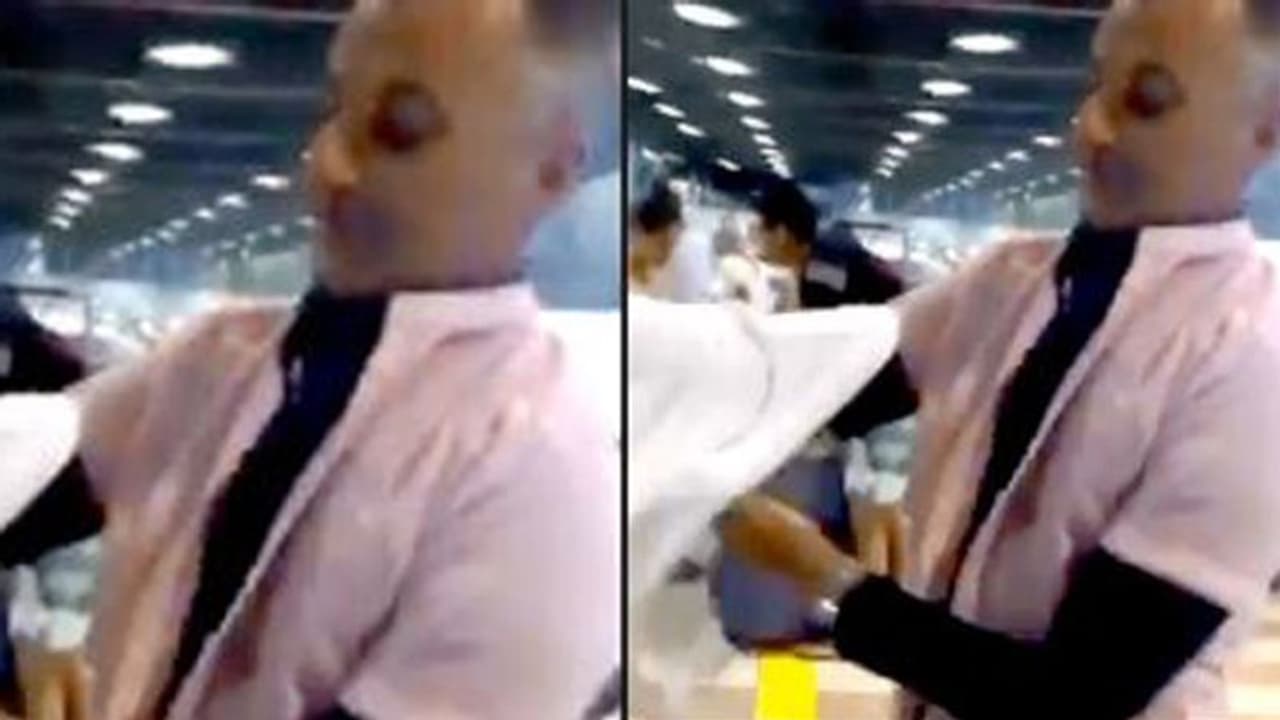 ಲಗೇಜ್ ಶುಲ್ಕ ತಪ್ಪಿಸಲು ಈತ ಧರಿಸಿದ್ದು ಒಂದಲ್ಲ, ಎರಡಲ್ಲ, ಬರೋಬ್ಬರಿ 15 ಶರ್ಟ್ ಲಗೇಜ್ ಶುಲ್ಕ ತಪ್ಪಿಸಲು ಈತ ಧರಿಸಿದ್ದು ಒಂದಲ್ಲ, ಎರಡಲ್ಲ, ಬರೋಬ್ಬರಿ 15 ಶರ್ಟ್