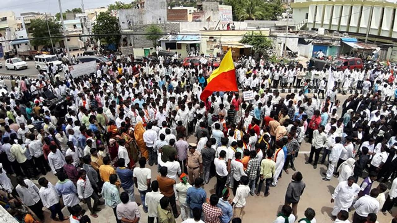 ಮೆಡಿಕಲ್ ಕಾಲೇಜಿಗೆ ಆಗ್ರಹಿಸಿ ಕರೆದ ಯಾದಗಿರಿ ಬಂದ್ ಯಶಸ್ವಿ ಮೆಡಿಕಲ್ ಕಾಲೇಜಿಗೆ ಆಗ್ರಹಿಸಿ ಕರೆದ ಯಾದಗಿರಿ ಬಂದ್ ಯಶಸ್ವಿ