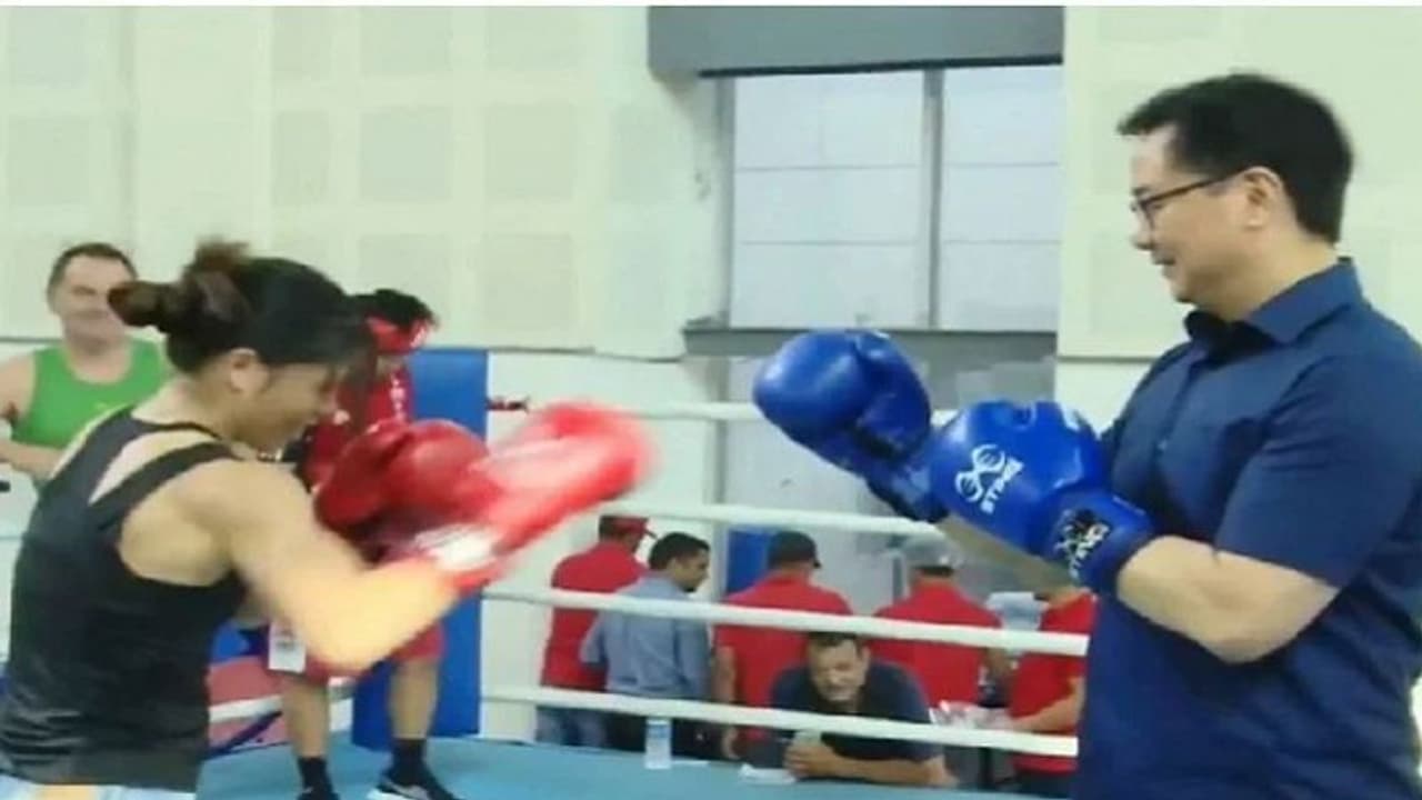 मैरी कॉम से मार खाने से डरे खेल मंत्री, वीडियो किया शेयर मैरी कॉम से मार खाने से डरे खेल मंत्री, वीडियो किया शेयर