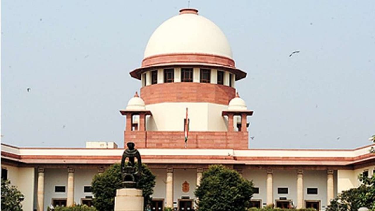सुप्रीम कोर्ट ने दिया कर्नाटक विधानसभा के स्पीकर को झटका, स्पीकर के सामने पेश होंगे विधायक