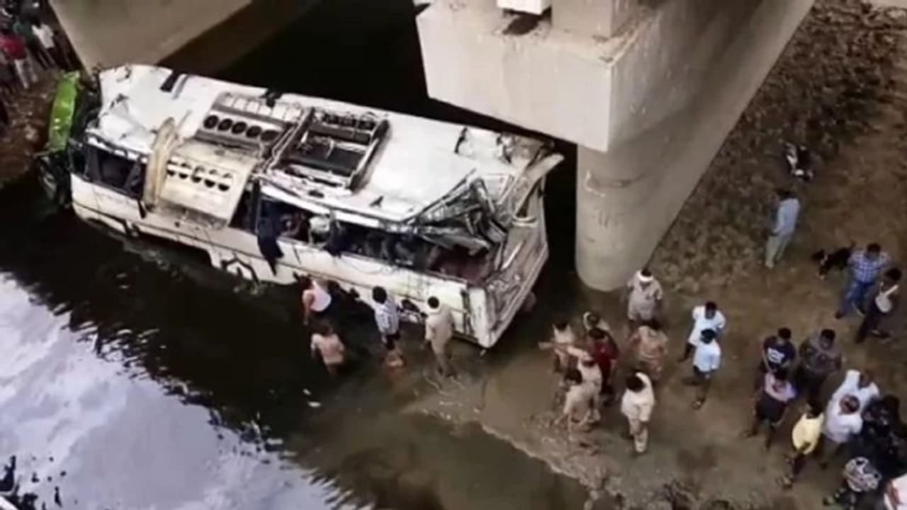 लगातार कई दिनों तक चलानी पड़ती है बस, ड्राइवर्स ने बताई तकलीफ लगातार कई दिनों तक चलानी पड़ती है बस, ड्राइवर्स ने बताई तकलीफ