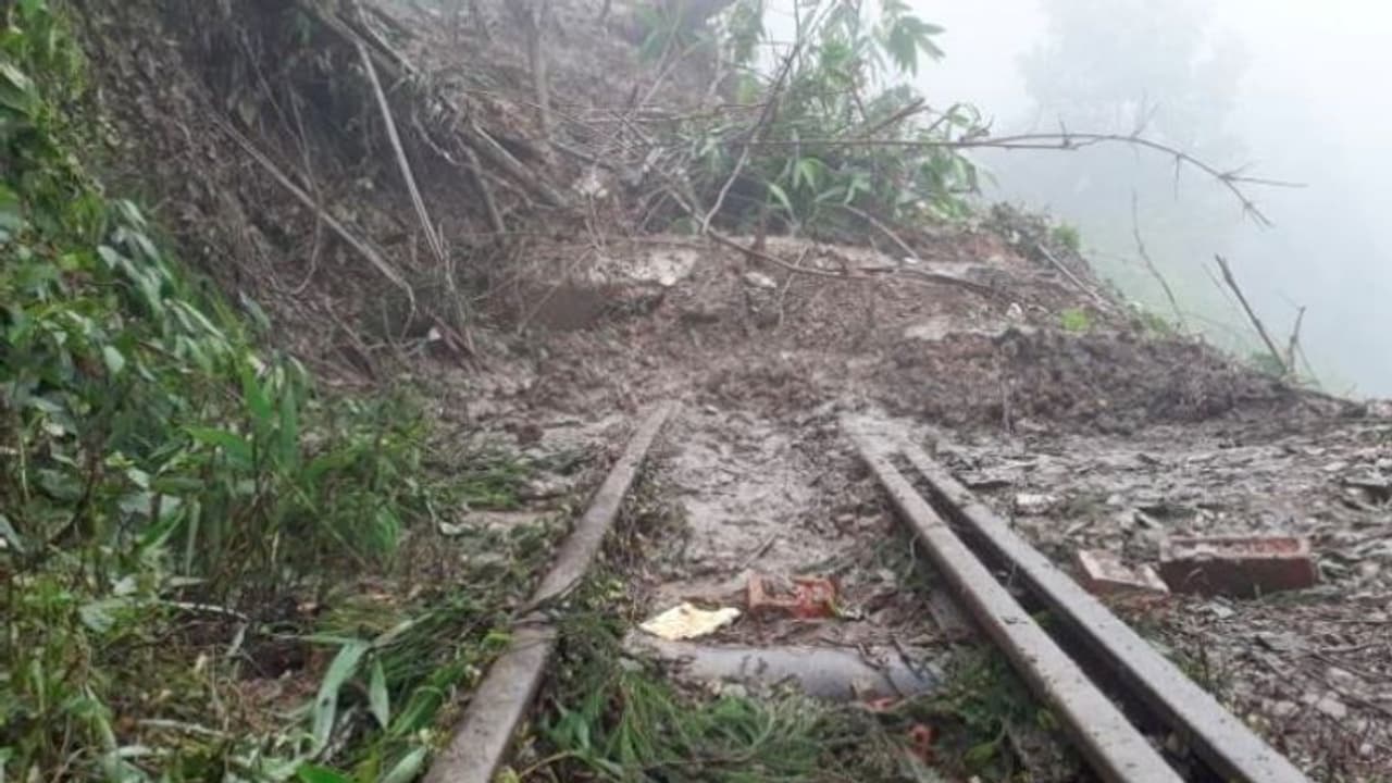টানা বৃষ্টির জের, পাহাড়ে ধস, দার্জিলিং এ বন্ধ টয়ট্রেন পরিষেবা টানা বৃষ্টির জের, পাহাড়ে ধস, দার্জিলিং এ বন্ধ টয়ট্রেন পরিষেবা