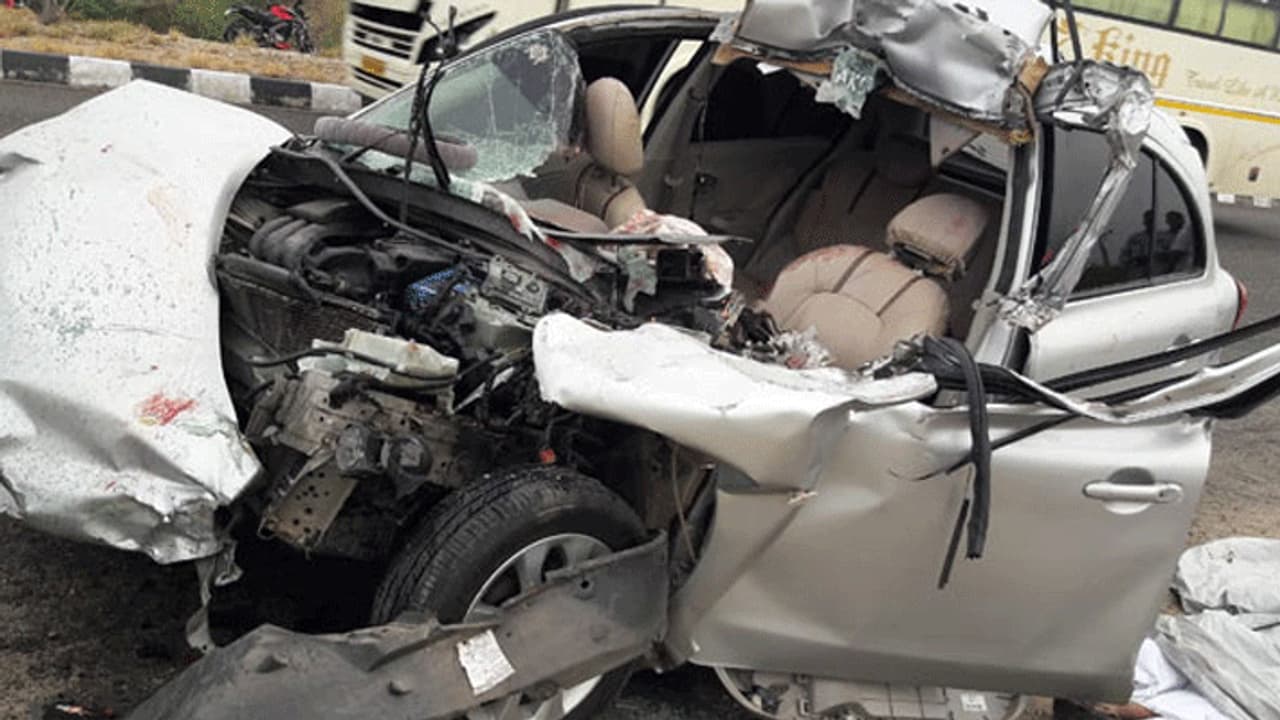 கண்டெய்னர் லாரி மீது கார் மோதல்... 3 பேர் உடல் நசுங்கி உயிரிழப்பு..! கண்டெய்னர் லாரி மீது கார் மோதல்... 3 பேர் உடல் நசுங்கி உயிரிழப்பு..!