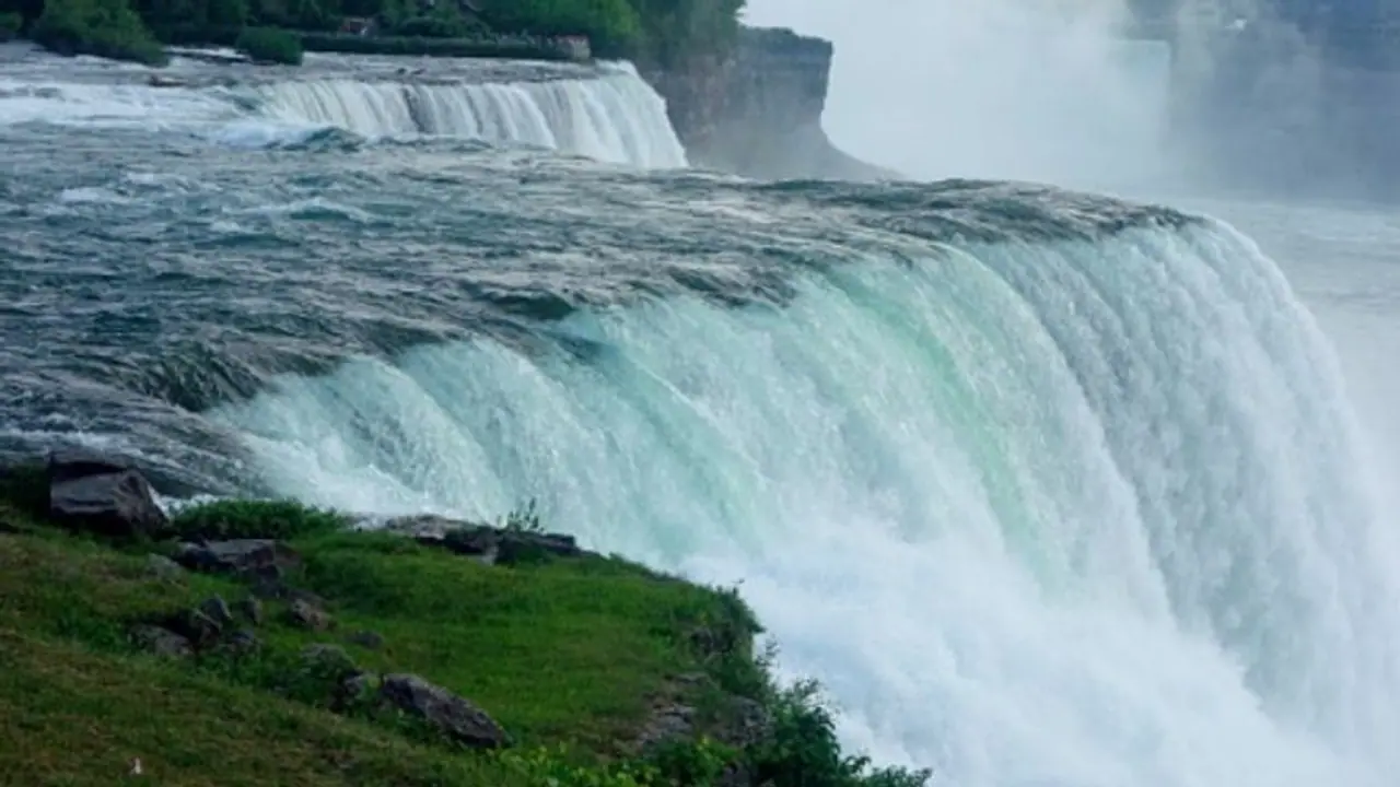 ১৮৮ ফুট উঁচু থেকে নায়াগ্রা জলপ্রপাতে পড়ে গেলেন এক ব্যক্তি! কী হল তারপর