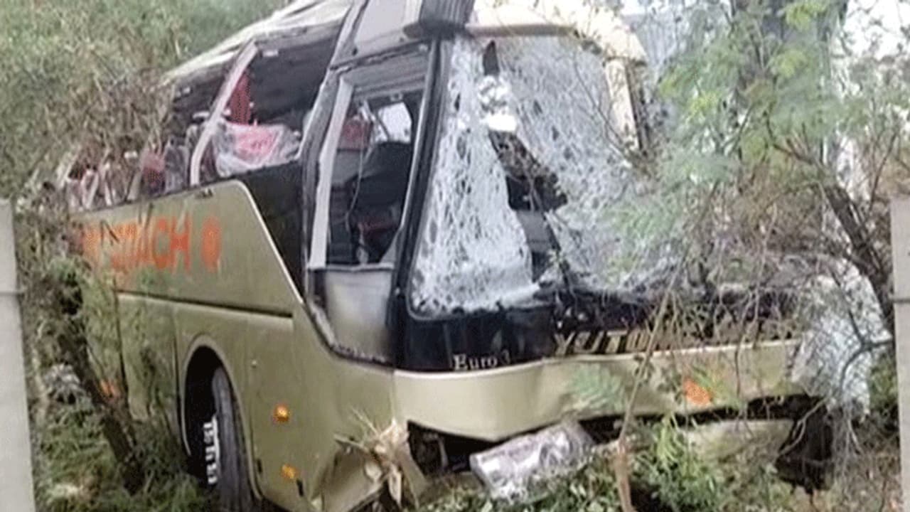 சாலையில் தாறுமாறாக ஓடி கவிழ்ந்த பேருந்து... 13 பேர் உயிரிழந்த பரிதாபம்..! சாலையில் தாறுமாறாக ஓடி கவிழ்ந்த பேருந்து... 13 பேர் உயிரிழந்த பரிதாபம்..!