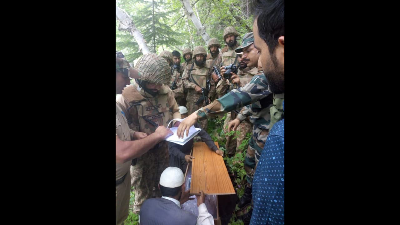 भारतीय सेना के इस जज्बे को देखकर तो पाकिस्तानी भी करने लगेंगे सलाम, प्रोटोकॉल तोड़ पेश की मानवता की बड़ी मिसाल