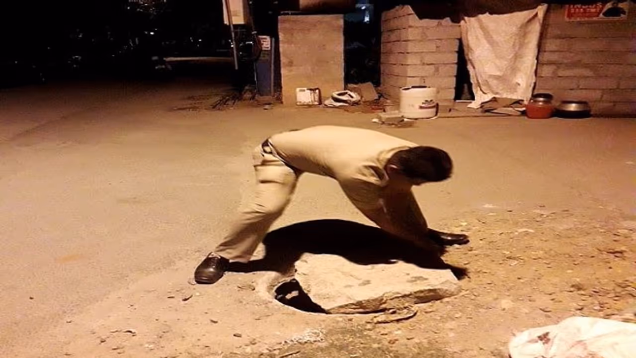 ಮೃತ್ಯುಕೂಪ ಮ್ಯಾನ್ ಹೋಲ್ ಮುಚ್ಚಿದ ಬೆಂಗಳೂರು ಪೊಲೀಸ್ಗೊಂದು ಶಹಬ್ಬಾಸ್ ಮೃತ್ಯುಕೂಪ ಮ್ಯಾನ್ ಹೋಲ್ ಮುಚ್ಚಿದ ಬೆಂಗಳೂರು ಪೊಲೀಸ್ಗೊಂದು ಶಹಬ್ಬಾಸ್