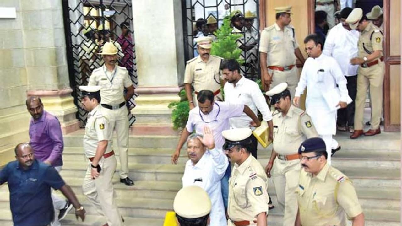 ರಾಜೀನಾಮೆ ಎಫೆಕ್ಟ್ : 11 ಅತೃಪ್ತ ಶಾಸಕರಿಗೆ 1000 ಪೊಲೀಸರ ಭದ್ರತೆ!