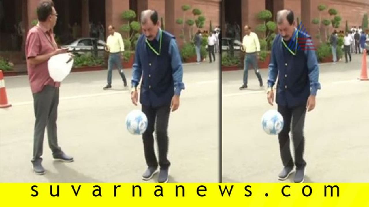 ಸಂಸತ ಮುಂದೆ ಫುಟ್ಬಾಲ್‌ ಆಡಿ ವಿಶಿಷ್ಟ ಪ್ರತಿಭಟನೆ ನಡೆಸಿದ ಟಿಎಂಸಿ ಸಂಸದ!