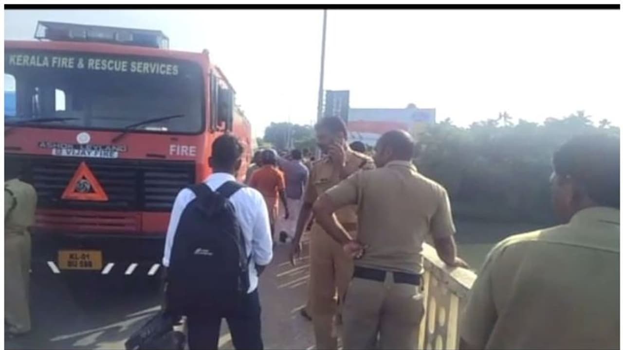 അരൂര് പാലത്തില് നിന്ന് വിദ്യാര്ത്ഥിനി കായലില് ചാടി; തെരച്ചില് തുടരുന്നു അരൂര് പാലത്തില് നിന്ന് വിദ്യാര്ത്ഥിനി കായലില് ചാടി; തെരച്ചില് തുടരുന്നു