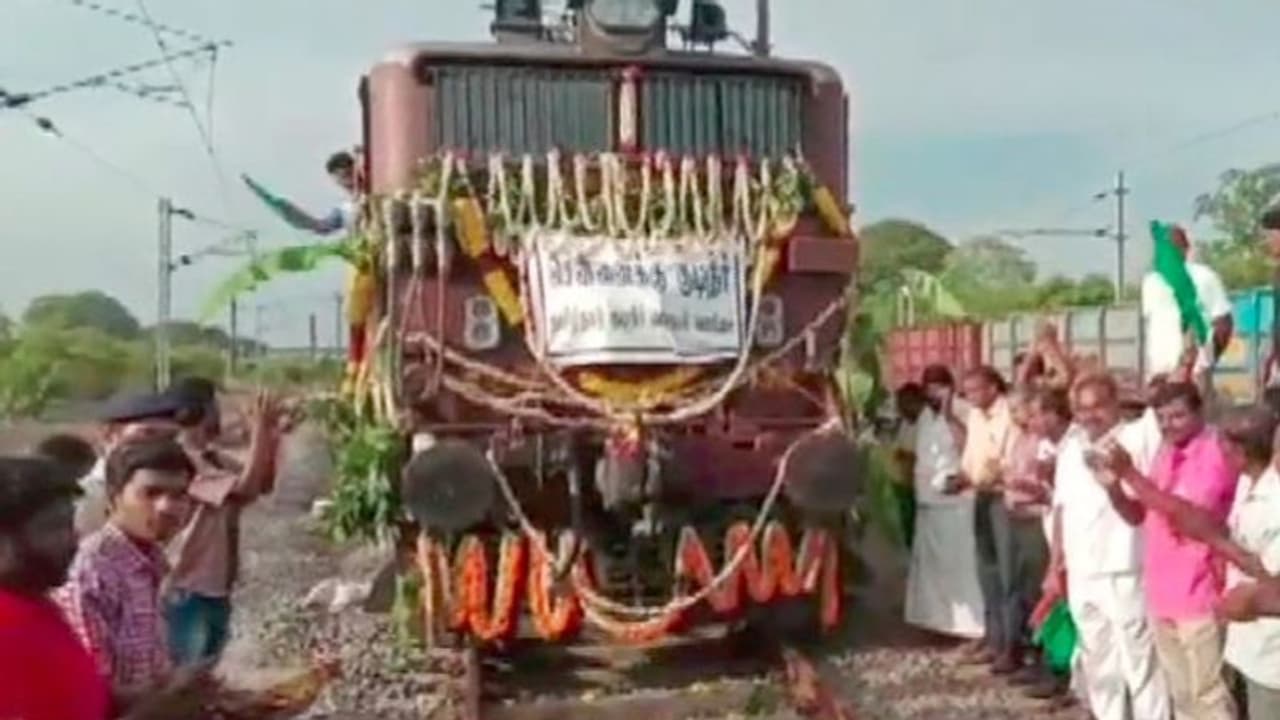 ২৫ লক্ষ লিটার জল নিয়ে চেন্নাইয়ের খরা কবলিত অঞ্চলে রওনা দিল বিশেষ ট্রেন ২৫ লক্ষ লিটার জল নিয়ে চেন্নাইয়ের খরা কবলিত অঞ্চলে রওনা দিল বিশেষ ট্রেন