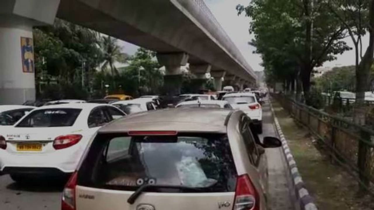 শহরের বুক জুড়ে যানজট! এড়াতে নতুন সিদ্ধান্ত নিয়ে বিজ্ঞপ্তি জারি করল রাজ্য সরকার শহরের বুক জুড়ে যানজট! এড়াতে নতুন সিদ্ধান্ত নিয়ে বিজ্ঞপ্তি জারি করল রাজ্য সরকার