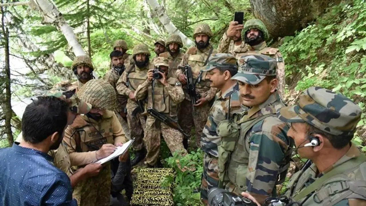 ಪಾಕ್ ಗಡಿಯಿಂದ ಹರಿದು ಬಂದ ಶವ: ಹಸ್ತಾಂತರಕ್ಕೆ ಶಿಷ್ಟಾಚಾರ ಮುರಿದ ಸೇನೆ! ಪಾಕ್ ಗಡಿಯಿಂದ ಹರಿದು ಬಂದ ಶವ: ಹಸ್ತಾಂತರಕ್ಕೆ ಶಿಷ್ಟಾಚಾರ ಮುರಿದ ಸೇನೆ!