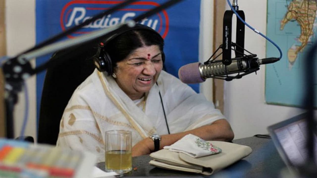 হারের বেদনায় বিরাটদের মাথায় হাত বোলালেন লতা, ধোনিকে বিশেষ বার্তা হারের বেদনায় বিরাটদের মাথায় হাত বোলালেন লতা, ধোনিকে বিশেষ বার্তা