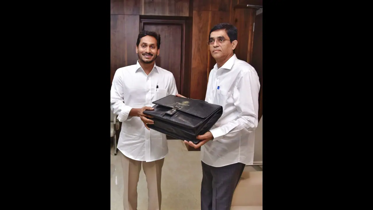 సీఎం స్వంత జిల్లాలో ఉక్కు ఫ్యాక్టరీకి భారీ కేటాయింపులు సీఎం స్వంత జిల్లాలో ఉక్కు ఫ్యాక్టరీకి భారీ కేటాయింపులు