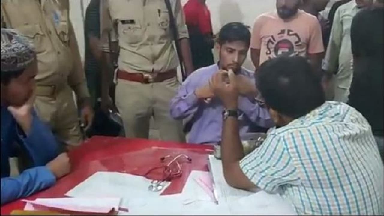 'जय श्री राम' का नारे लगाने से किया मना, तो कर दी पिटाई फाड़ दिए कपड़े 'जय श्री राम' का नारे लगाने से किया मना, तो कर दी पिटाई फाड़ दिए कपड़े