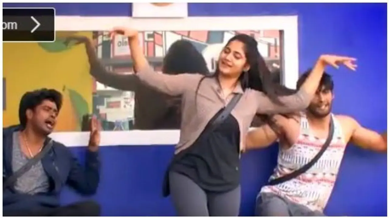 பறந்து கொண்டே பட்டாம்பூச்சி பிடிக்க கற்று கொடுக்கும் லாஸ்லியா! பறந்து கொண்டே பட்டாம்பூச்சி பிடிக்க கற்று கொடுக்கும் லாஸ்லியா!