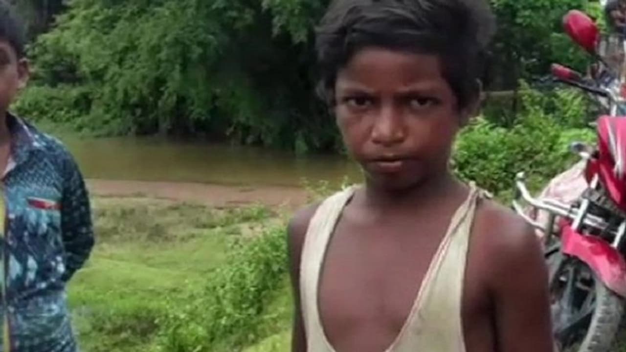 ಪ್ರವಾಹದಲ್ಲಿ ಕೊಚ್ಚಿ ಹೋಗುತ್ತಿದ್ದ ತಾಯಿ, ಮಗುವನ್ನು ಕಾಪಾಡಿದ 11ರ ಪೋರ! ಪ್ರವಾಹದಲ್ಲಿ ಕೊಚ್ಚಿ ಹೋಗುತ್ತಿದ್ದ ತಾಯಿ, ಮಗುವನ್ನು ಕಾಪಾಡಿದ 11ರ ಪೋರ!