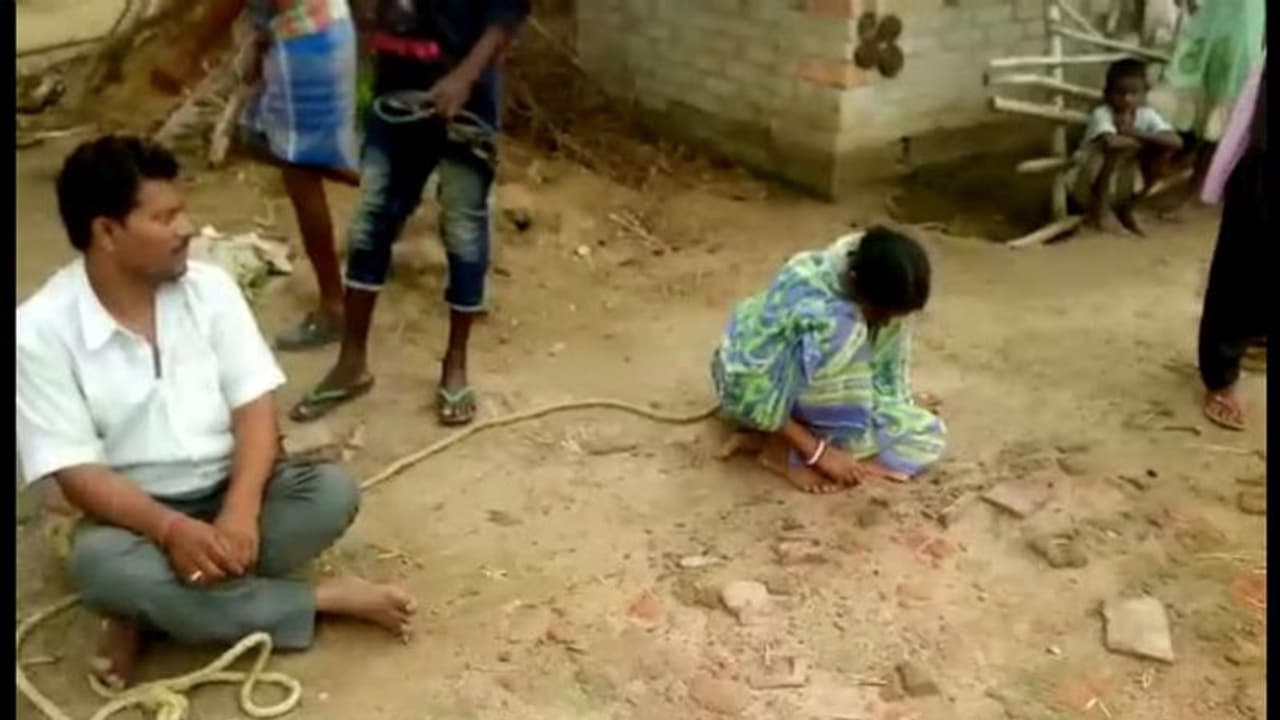 স্ত্রীর সঙ্গে অন্তরঙ্গ দাপুটে তৃণমূল নেতা, হাতেনাতে ধরে বেঁধে রাখলেন স্বামী স্ত্রীর সঙ্গে অন্তরঙ্গ দাপুটে তৃণমূল নেতা, হাতেনাতে ধরে বেঁধে রাখলেন স্বামী