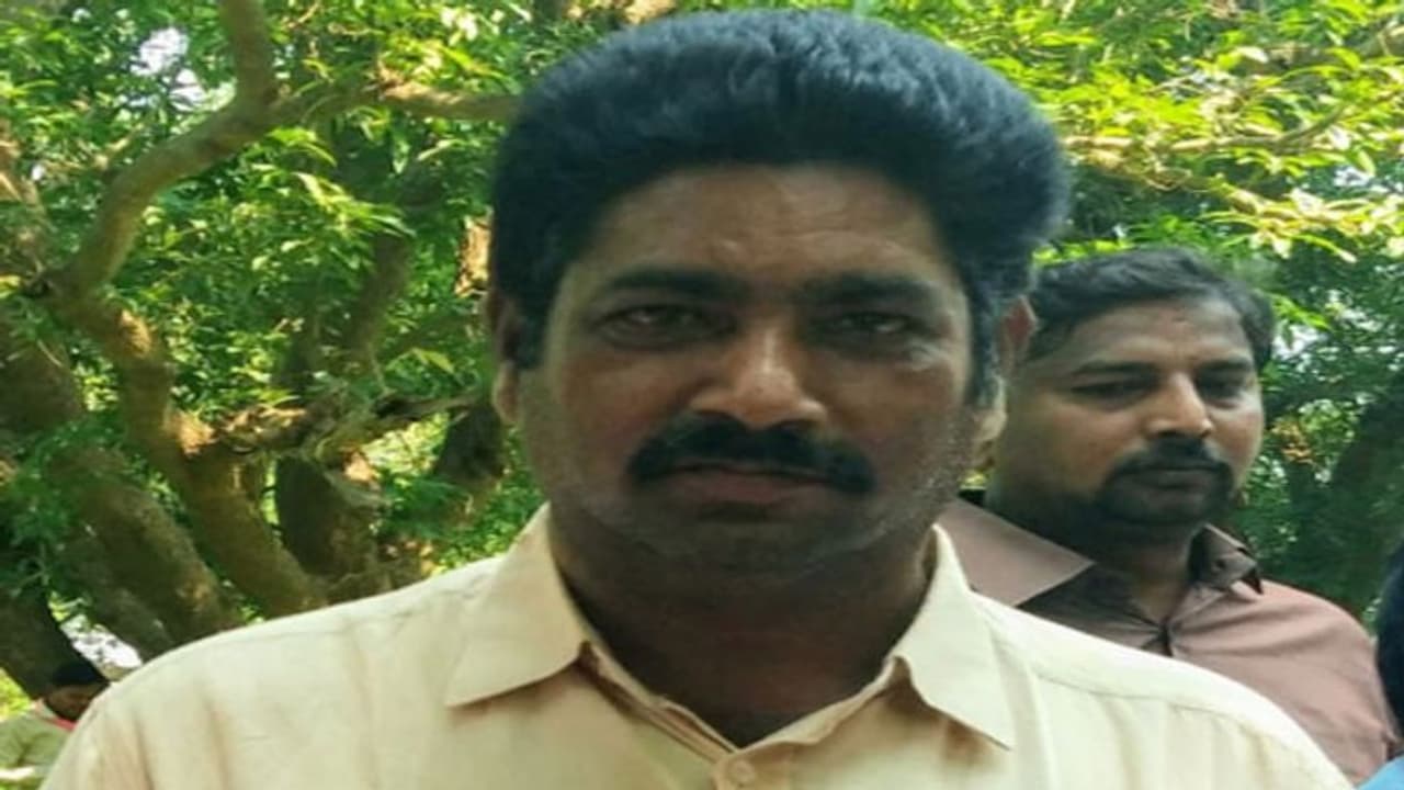 చెరలో ఉన్న టీఆర్ఎస్ నేతను హత్య చేసిన మావోలు చెరలో ఉన్న టీఆర్ఎస్ నేతను హత్య చేసిన మావోలు