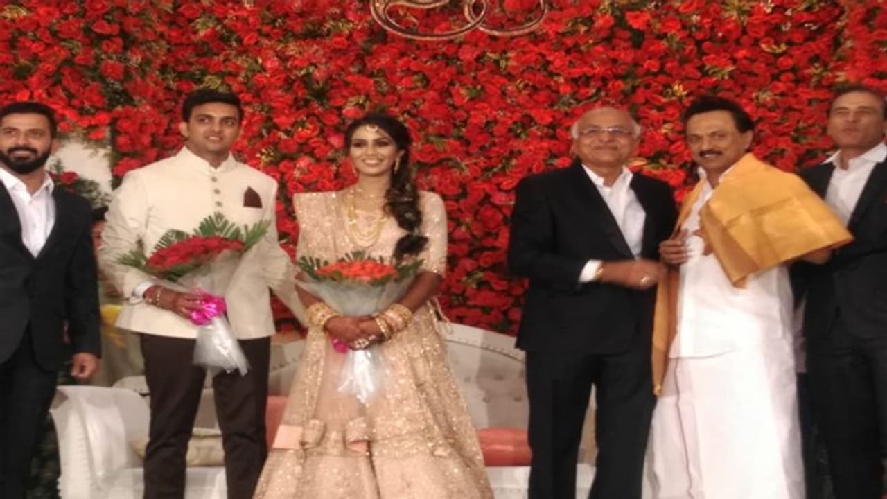 ఘనంగా పవన్ కళ్యాణ్ నిర్మాత మనవరాలి వివాహం! ఘనంగా పవన్ కళ్యాణ్ నిర్మాత మనవరాలి వివాహం!