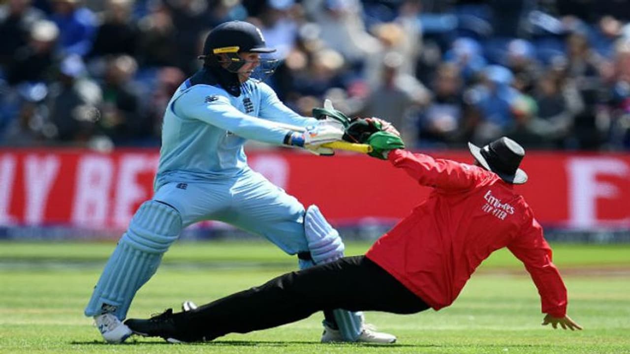 আম্পায়ারের সঙ্গে আউট নিয়ে তর্ক, জেসন রয় এর ম্যাচ ফি র ৩০ শতাংশ জরিমানা আম্পায়ারের সঙ্গে আউট নিয়ে তর্ক, জেসন রয় এর ম্যাচ ফি র ৩০ শতাংশ জরিমানা