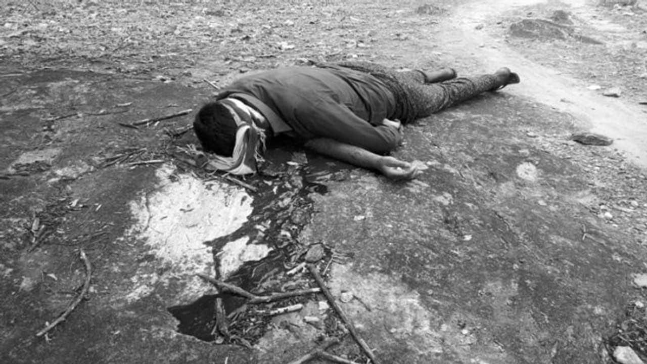 టీఆర్ఎస్ నేత శ్రీనివాసరావును ఎందుకు హతమార్చామంటే: మావోల పోస్టర్ విడుదల టీఆర్ఎస్ నేత శ్రీనివాసరావును ఎందుకు హతమార్చామంటే: మావోల పోస్టర్ విడుదల