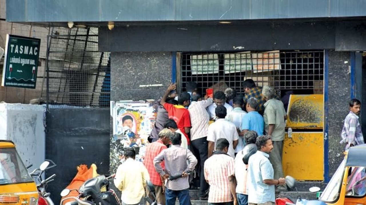 டாஸ்மாக் கடைகளை மூடினால் தமிழ்நாட்டுக்கு ஒரு லட்சம் கோடி உறுதி..!! அரசுக்கு வந்த அசத்தல் யோசனை..!! டாஸ்மாக் கடைகளை மூடினால் தமிழ்நாட்டுக்கு ஒரு லட்சம் கோடி உறுதி..!! அரசுக்கு வந்த அசத்தல் யோசனை..!!