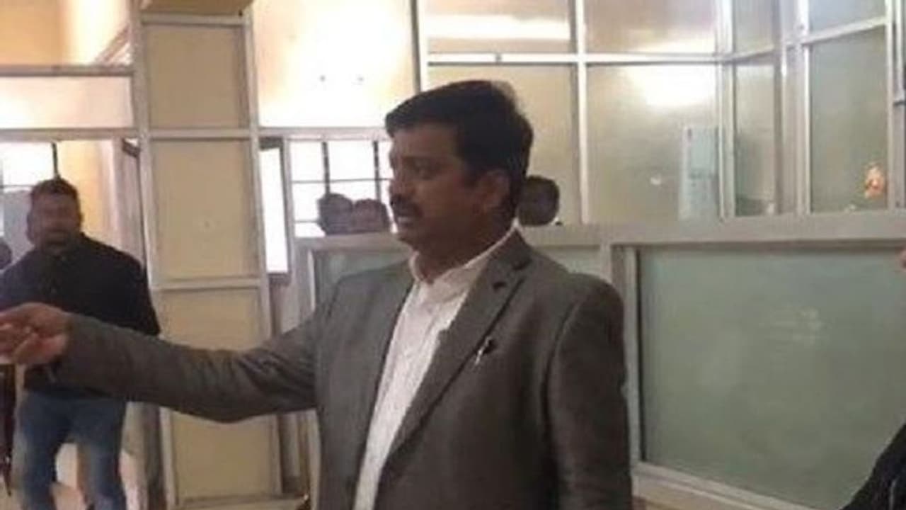 ಜಾಮೀನು ಅರ್ಜಿ ವಜಾ, ಆವರಣದಲ್ಲೇ ಕಣ್ಣೀರು ಹಾಕಿದ ಡಿಸಿ ವಿಜಯ್ ಶಂಕರ್ ಜಾಮೀನು ಅರ್ಜಿ ವಜಾ, ಆವರಣದಲ್ಲೇ ಕಣ್ಣೀರು ಹಾಕಿದ ಡಿಸಿ ವಿಜಯ್ ಶಂಕರ್