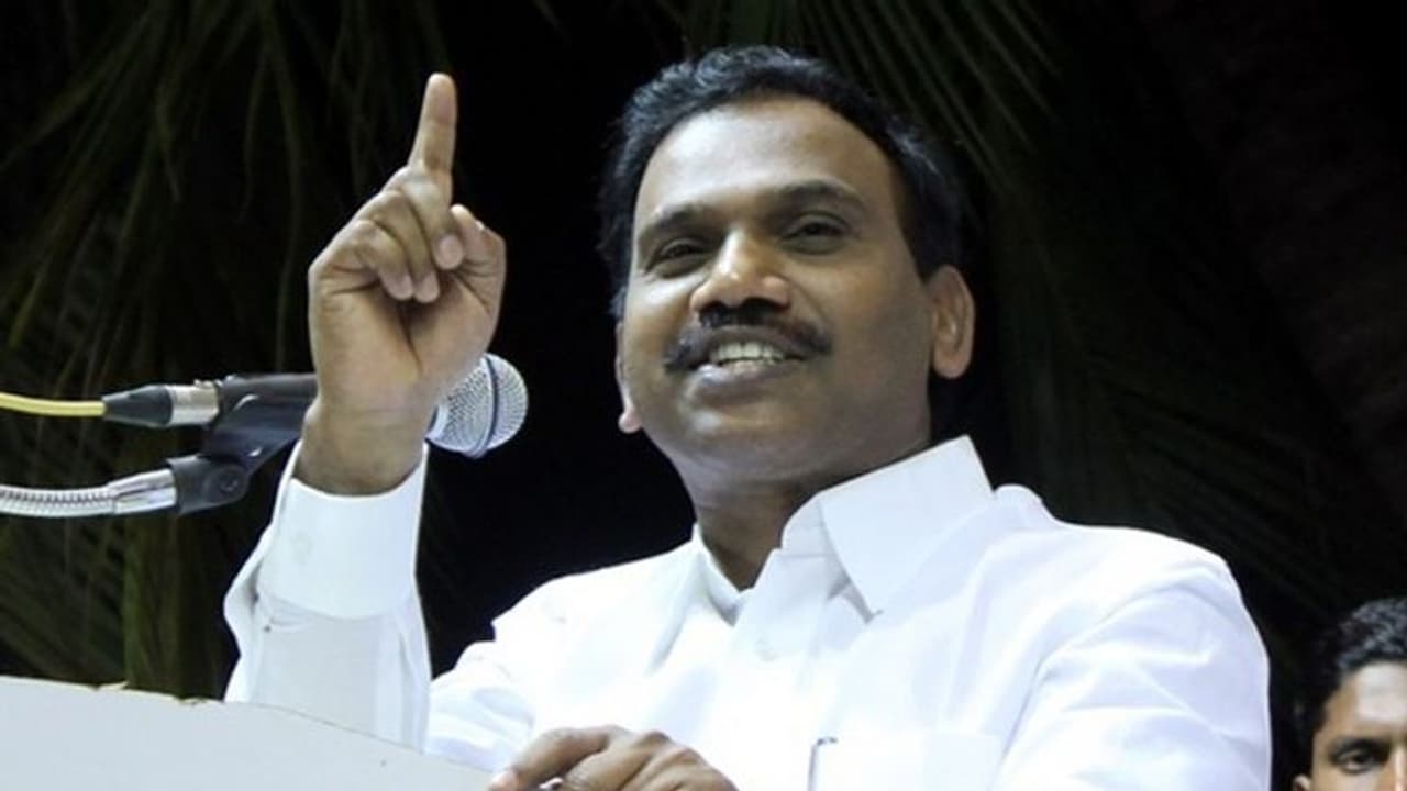 குற்றவாளியான அப்பாவின் போட்டோவையே பிரச்சாரத்தில் புறக்கணித்தவர் தேஜஸ்வி.. அந்த தில்லு அதிமுகவுக்கு இருக்கா..! குற்றவாளியான அப்பாவின் போட்டோவையே பிரச்சாரத்தில் புறக்கணித்தவர் தேஜஸ்வி.. அந்த தில்லு அதிமுகவுக்கு இருக்கா..!