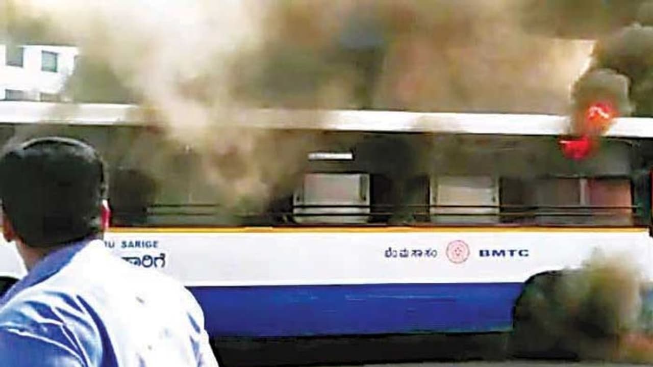 ಸಂಚರಿಸುತ್ತಿರುವಾಗಲೇ ಹೊತ್ತಿ ಉರಿದ BMTC ಬಸ್