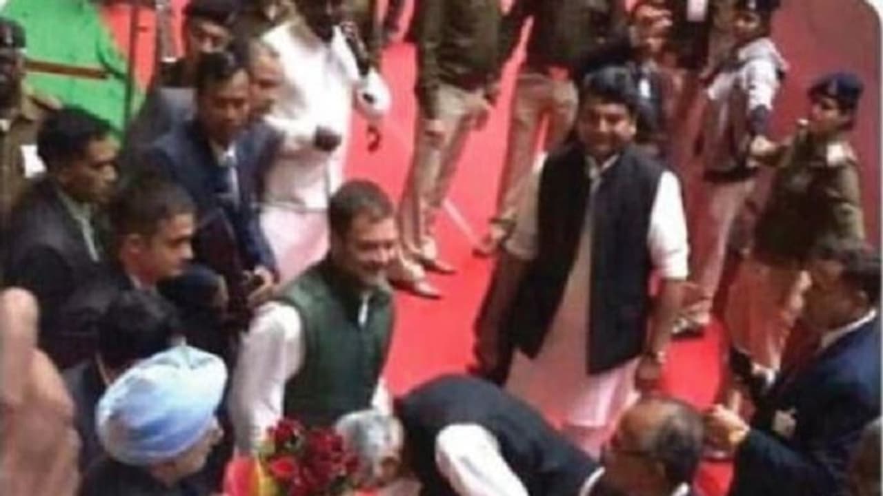 Fact Check: ರಾಹುಲ್ ಕಾಲಿಗೆರಗಿದ್ರಾ ಹಿರಿಯ ನಾಯಕ ಮೋತಿಲಾಲ್ ವೊರಾ? Fact Check: ರಾಹುಲ್ ಕಾಲಿಗೆರಗಿದ್ರಾ ಹಿರಿಯ ನಾಯಕ ಮೋತಿಲಾಲ್ ವೊರಾ?