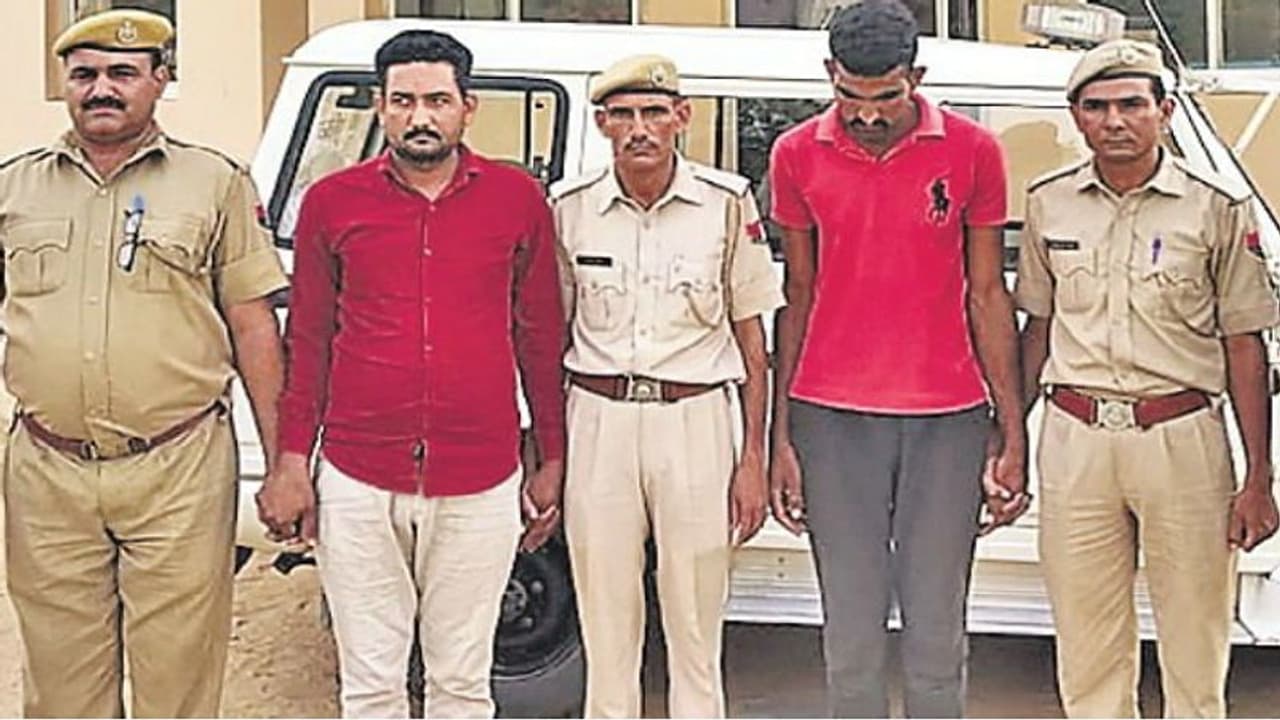 अपनी मां की उम्र की महिला को उठा ले गया CRPF का भगोड़ा, रेप करते हुए बनाया वीडियो अपनी मां की उम्र की महिला को उठा ले गया CRPF का भगोड़ा, रेप करते हुए बनाया वीडियो