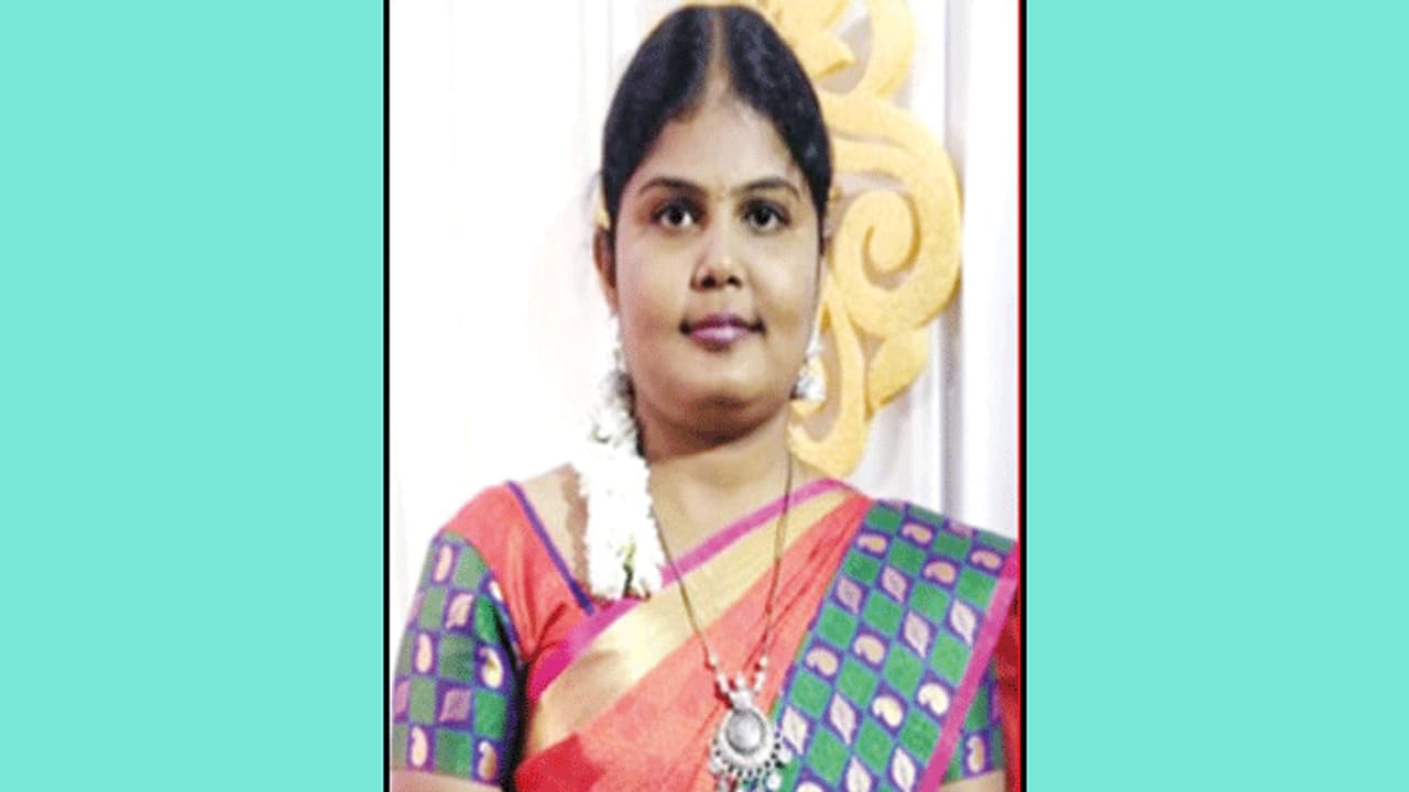 தந்தை கண்முன்னே பயங்கரம்... தலை நசுங்கி உயிரிழந்த பெண் டாக்டர்..! தந்தை கண்முன்னே பயங்கரம்... தலை நசுங்கி உயிரிழந்த பெண் டாக்டர்..!