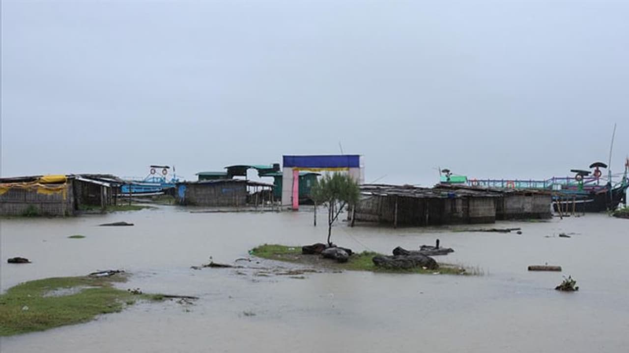 বন্যার জেরে ভারত বাংলাদেশ নেপালে মৃত অন্তত ১০০, ঘরছাড়া প্রায় ৪০ লক্ষ মানুষ