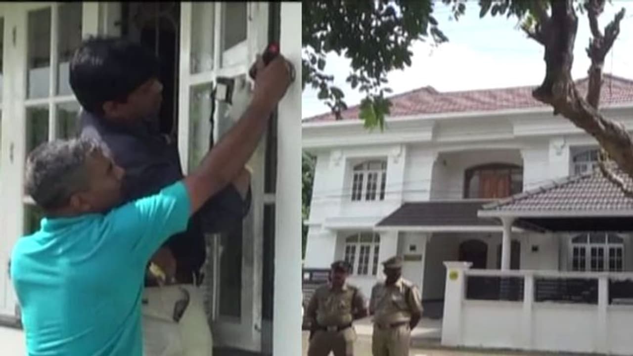 ആലുവയിൽ വൻ കവർച്ച; 30 ലക്ഷം രൂപ വിലവരുന്ന ആഭരണങ്ങൾ കവർന്നു ആലുവയിൽ വൻ കവർച്ച; 30 ലക്ഷം രൂപ വിലവരുന്ന ആഭരണങ്ങൾ കവർന്നു