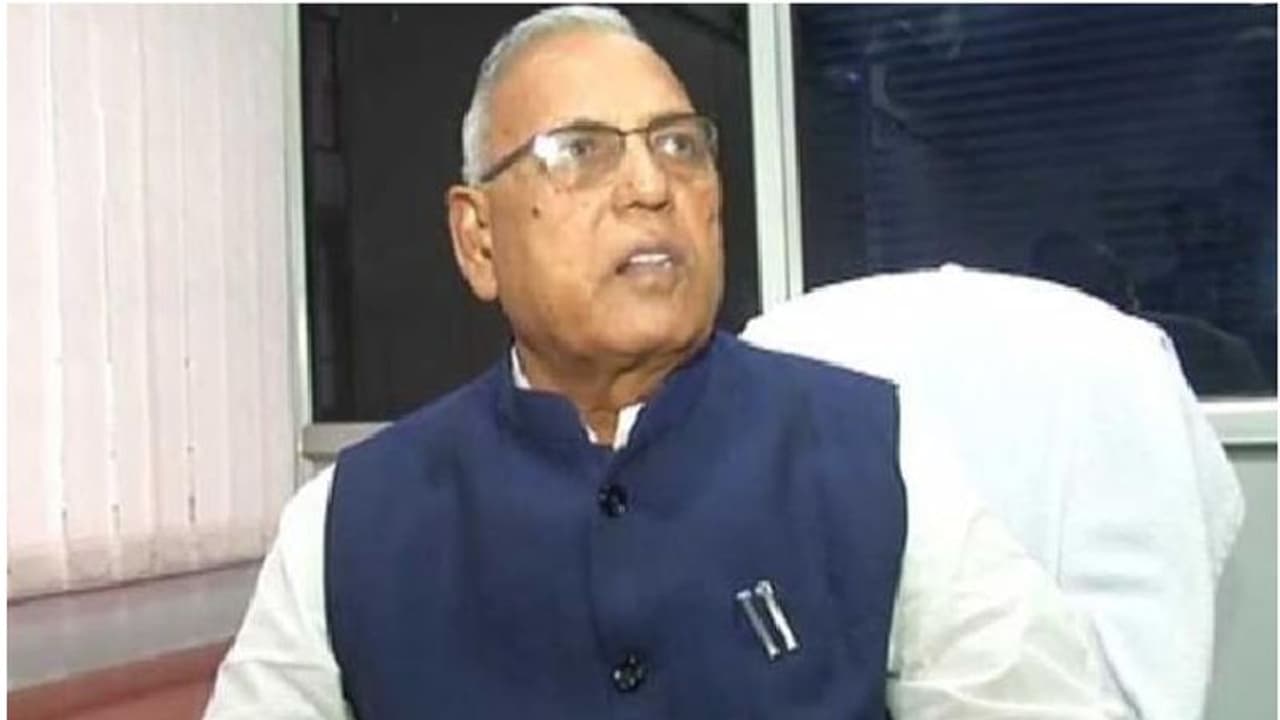 गांववालों से पैसा लेकर जेब में रखते झारखंड के हेल्थ मिनिस्टर के वायरल वीडियो से बवाल गांववालों से पैसा लेकर जेब में रखते झारखंड के हेल्थ मिनिस्टर के वायरल वीडियो से बवाल