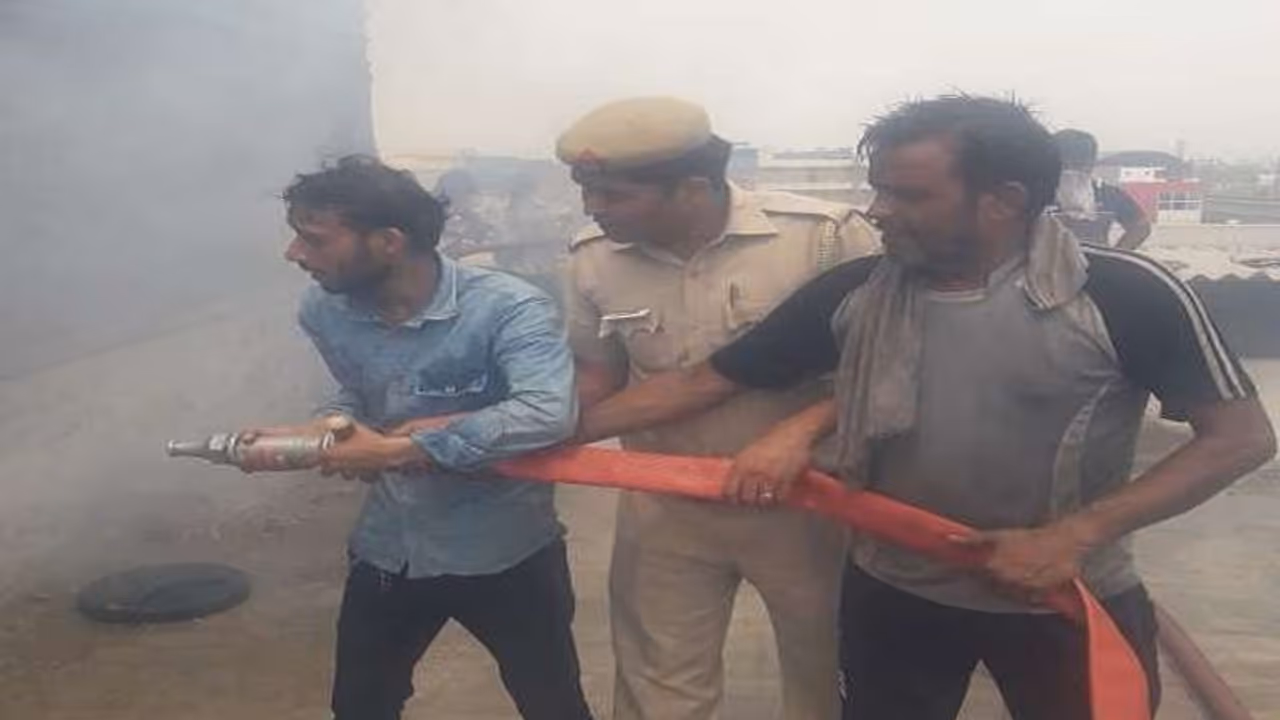 दिल्ली की रबर फैक्ट्री में भीषण आग, 3 लोग जिंदा जले दिल्ली की रबर फैक्ट्री में भीषण आग, 3 लोग जिंदा जले